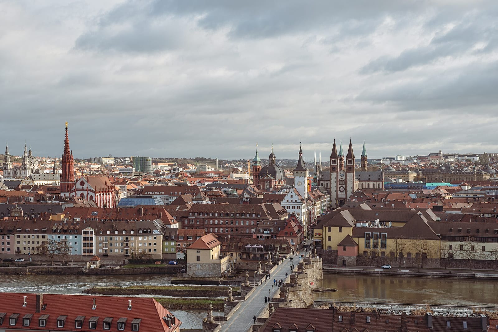 Die Alte Mainbrücke in Würzburg mit ihren barocken Heiligenfiguren