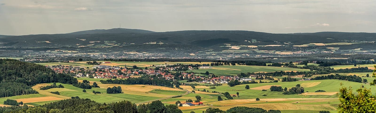 Weiter Ausblick über die bewaldeten Höhen des Fichtelgebirges