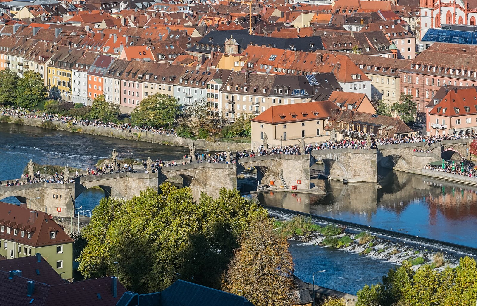 Die Alte Mainbrücke in Würzburg, Treffpunkt für den Brückenschoppen