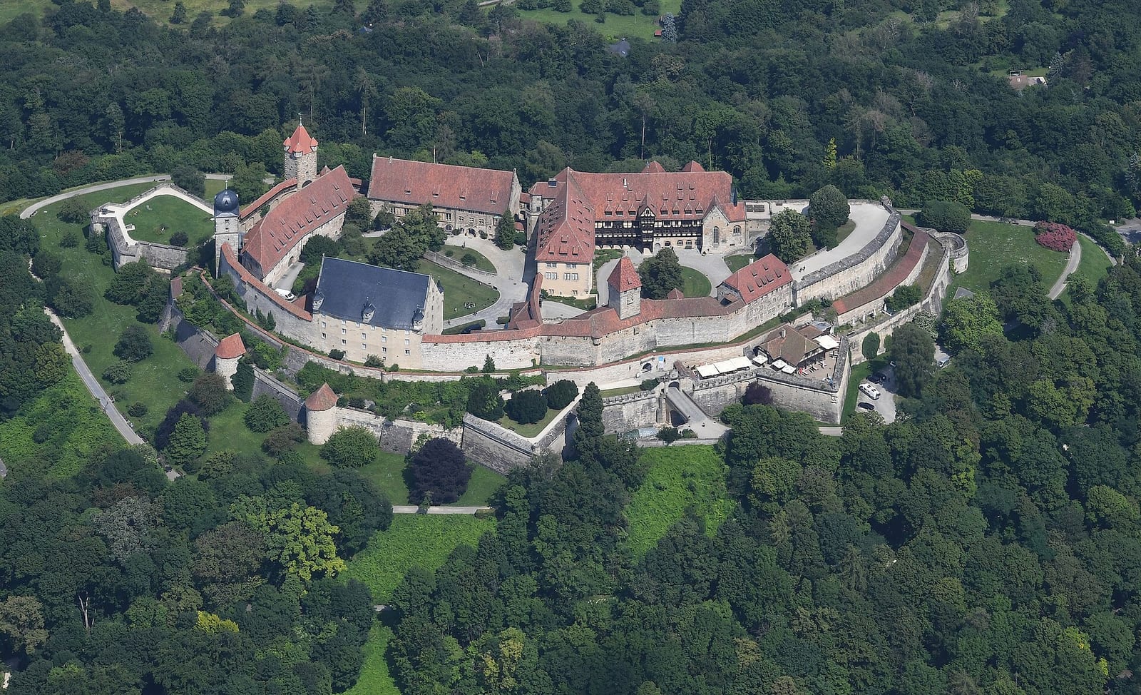 Luftaufnahme der Veste Coburg über der Stadt Coburg