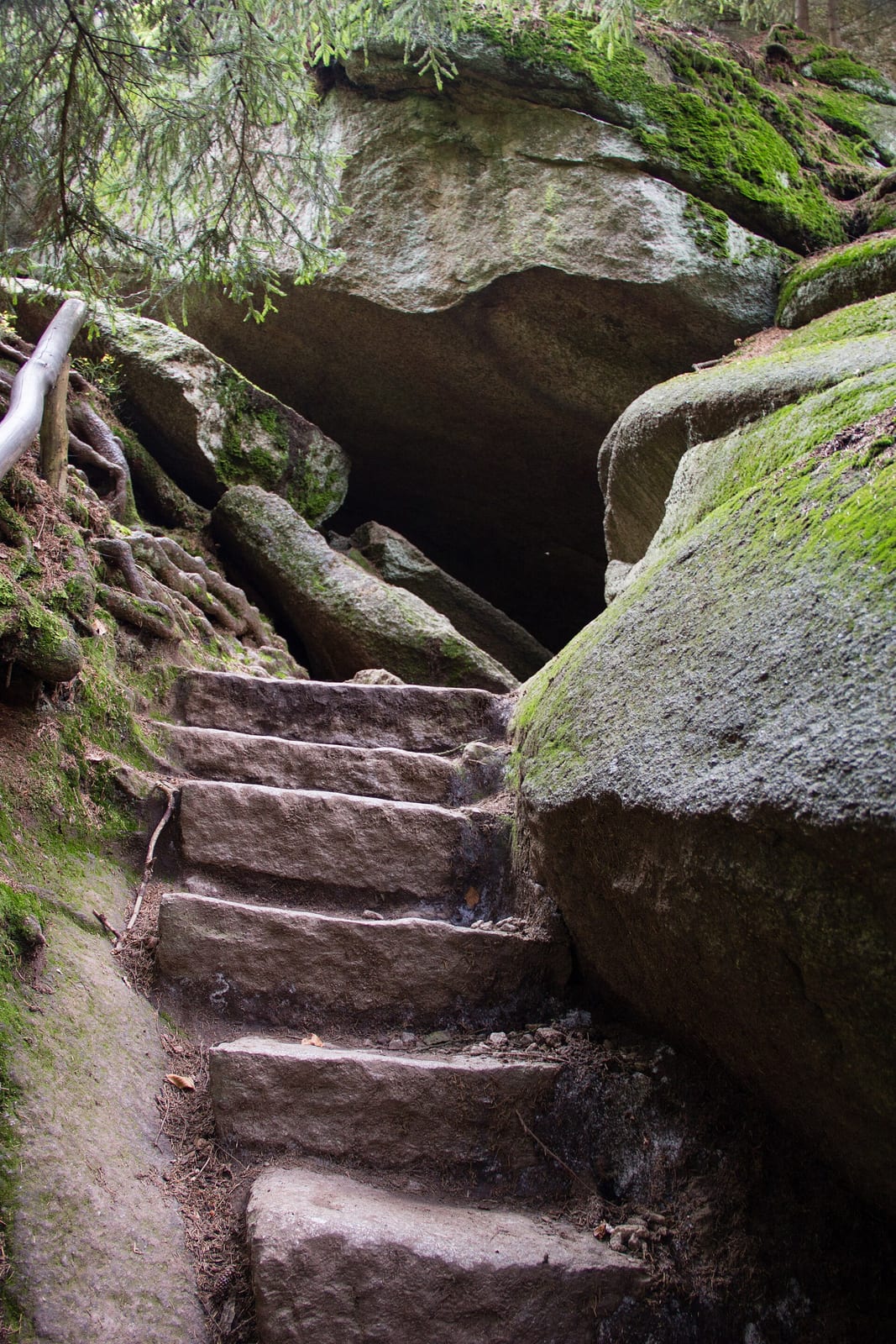 Übereinandergetürmte Granitblöcke im Luisenburg-Felsenlabyrinth bei Wunsiedel