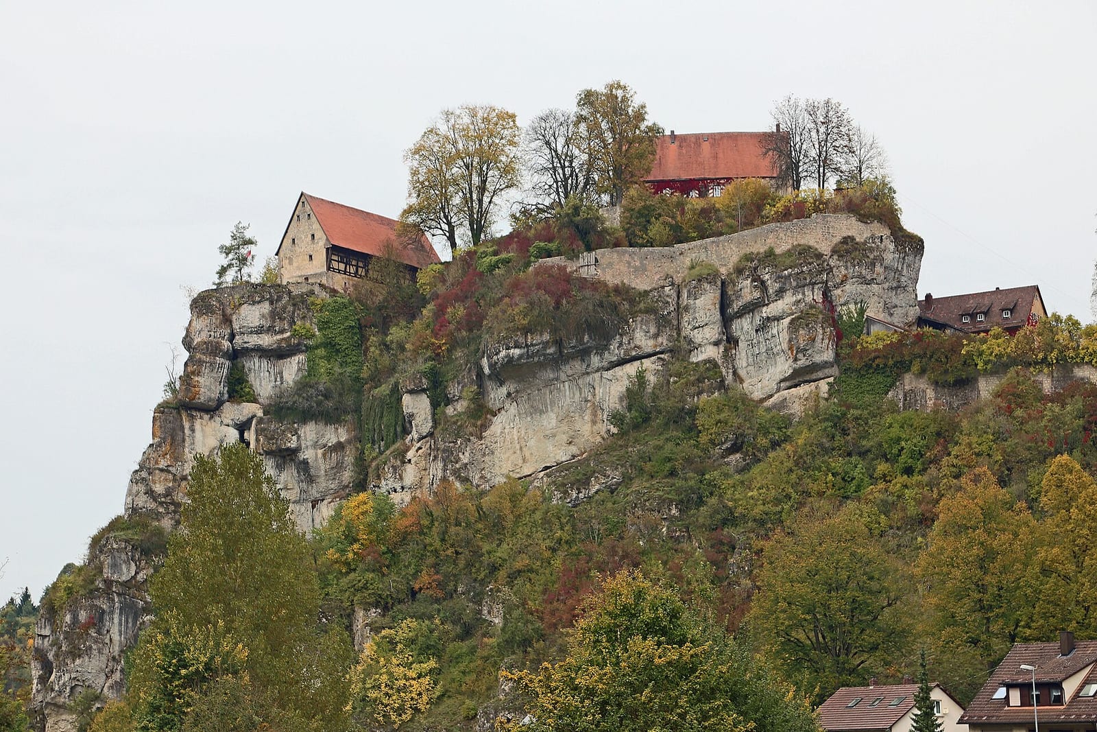Burg Pottenstein über dem Wandergebiet der Fränkischen Schweiz