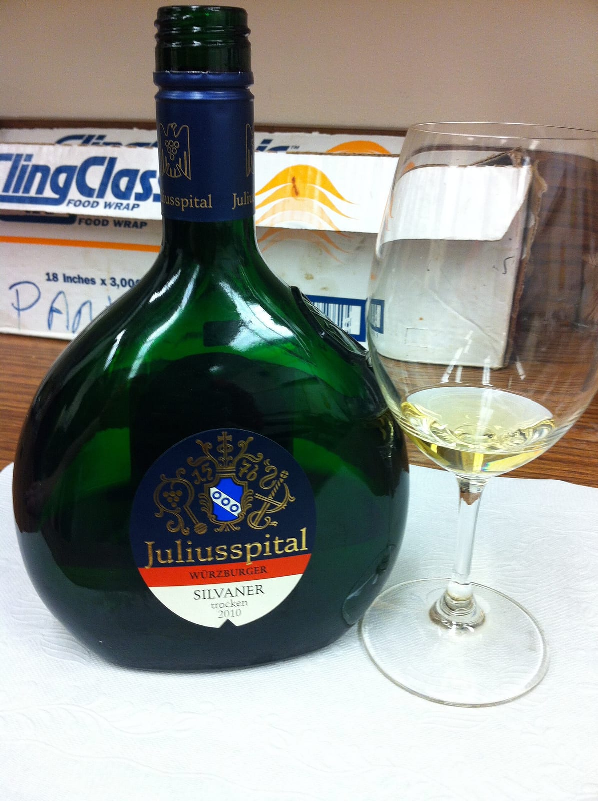 Fränkischer Silvaner im typischen Bocksbeutel, die klassische Rebsorte Frankens