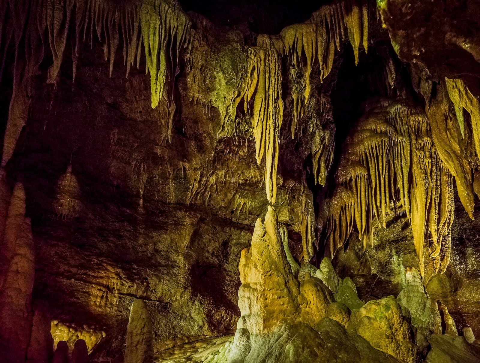 Tropfsteine im Barbarossadom der Teufelshöhle bei Pottenstein